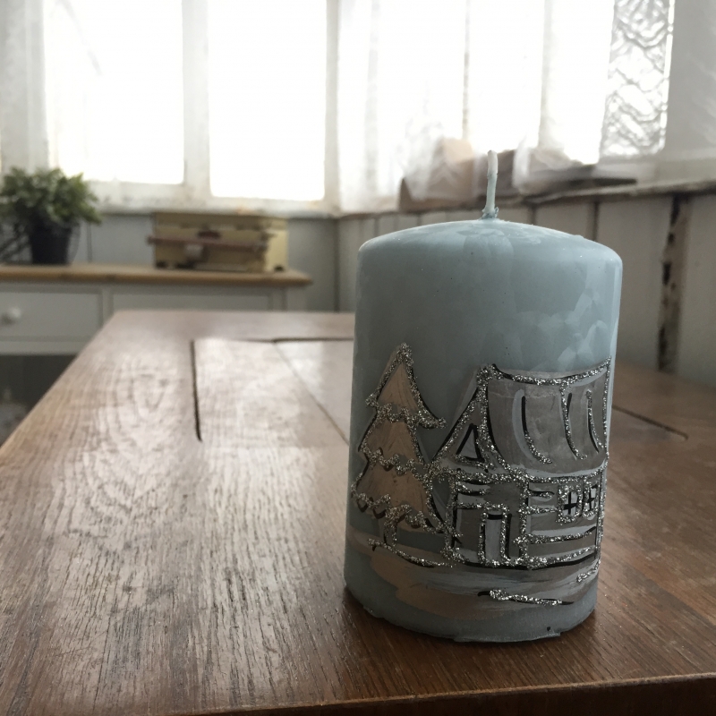 Vánoční svíčka zasněžená vesnice válec 7x10cm