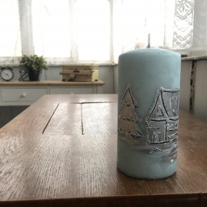 Vánoční svíčka zasněžená vesnice válec 7x14cm