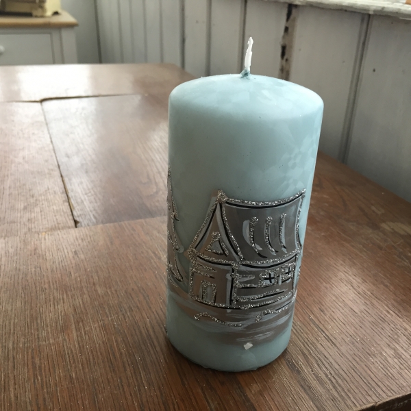 Vánoční svíčka zasněžená vesnice válec 7x14cm