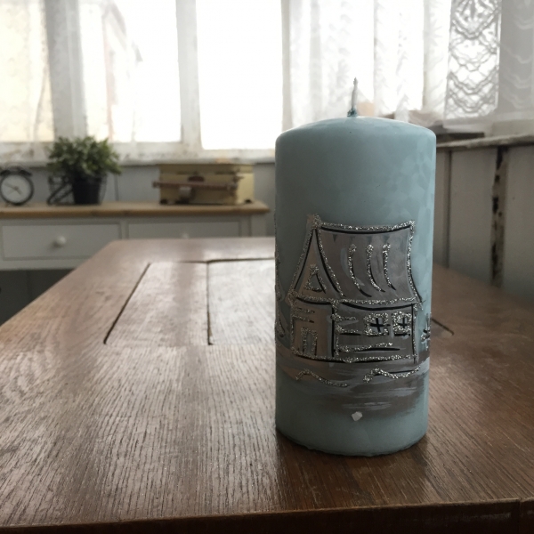 Vánoční svíčka zasněžená vesnice válec 7x14cm