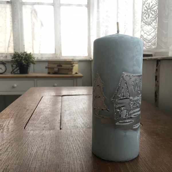 Vánoční svíčka zasněžená vesnice válec 7x18cm
