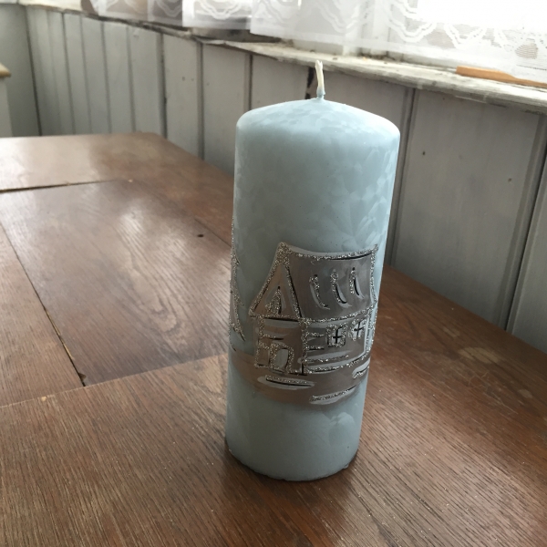 Vánoční svíčka zasněžená vesnice válec 7x18cm