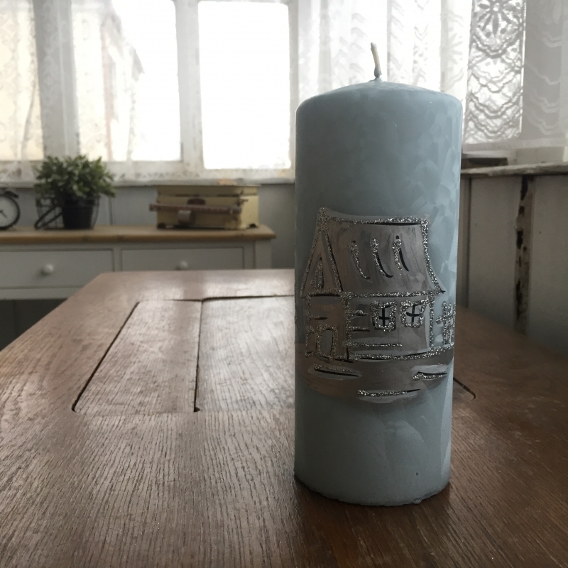 Vánoční svíčka zasněžená vesnice válec 7x18cm