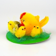 Velikonoční dekorace kuřátka v trávě