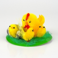 Velikonoční dekorace kuřátka v trávě