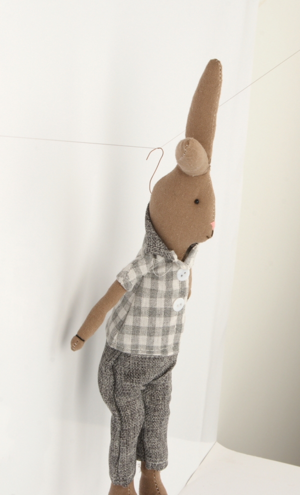 Velikonoční dekorace látkový zajíc v košili 38cm