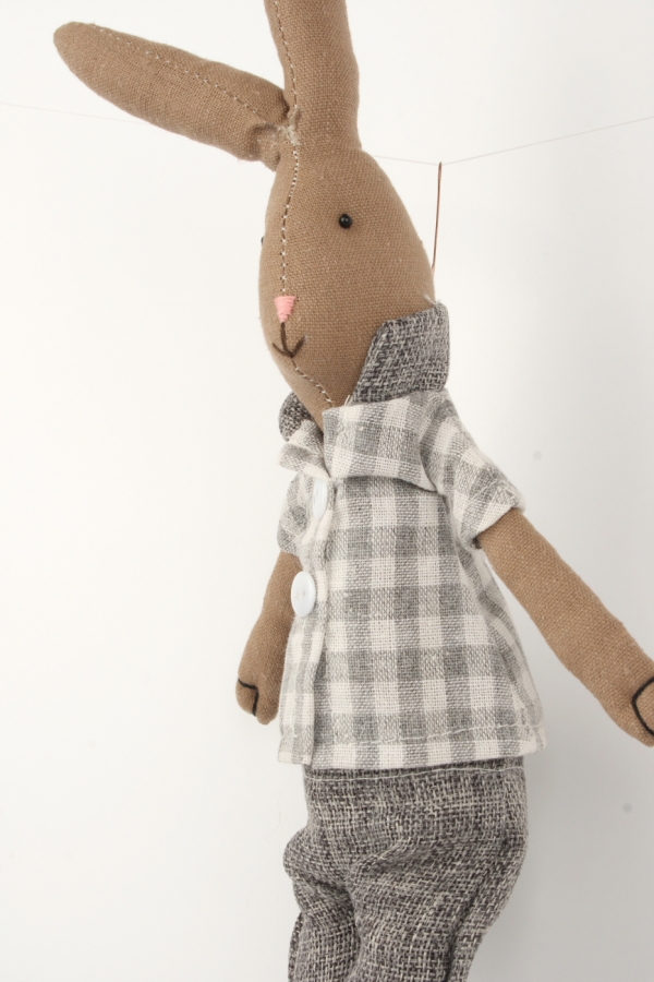 Velikonoční dekorace látkový zajíc v košili 38cm