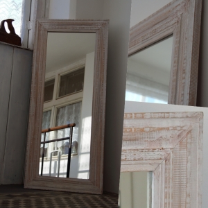 Velké zrcadlo v dřevěném rámu světlé 50x115cm