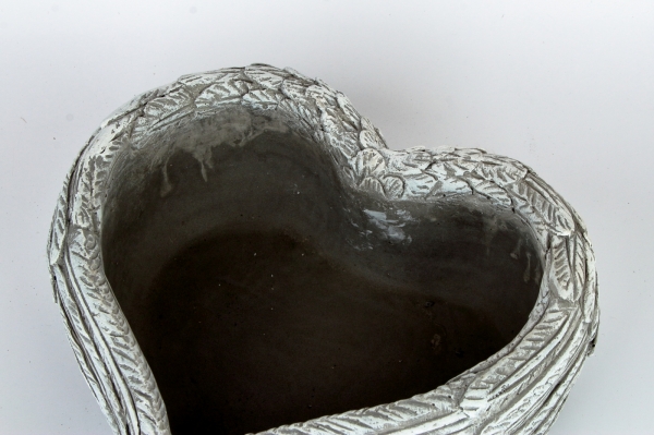 Venkovní květináč z betonu srdce