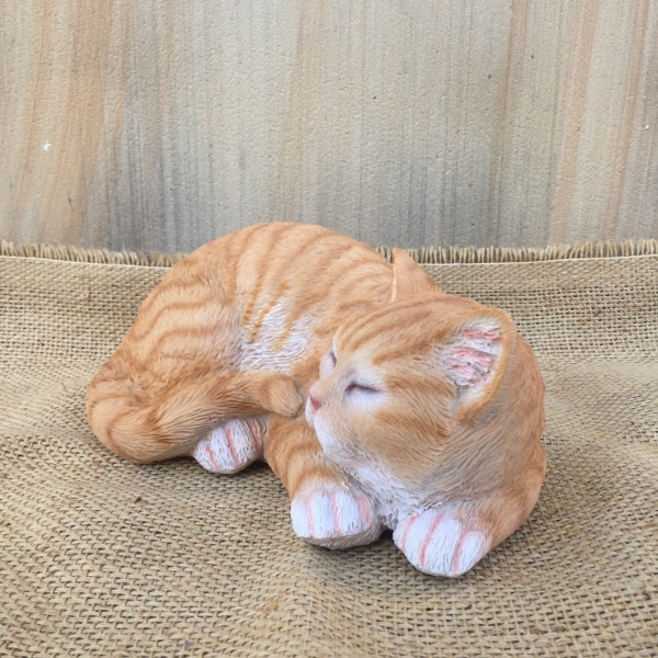 Venkovní socha spící kočka 29cm