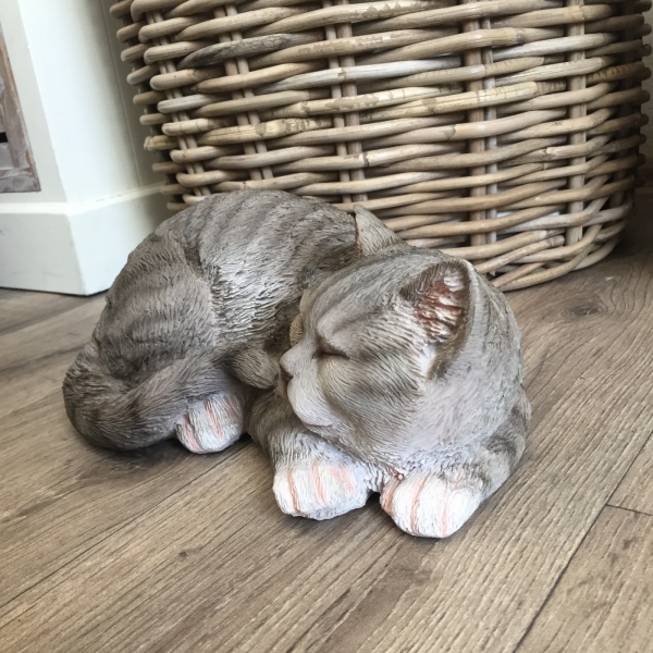 Venkovní socha spící šedé kotě 29cm