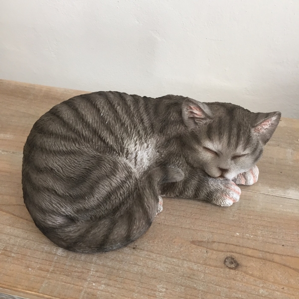 Venkovní socha spící šedé kotě 29cm