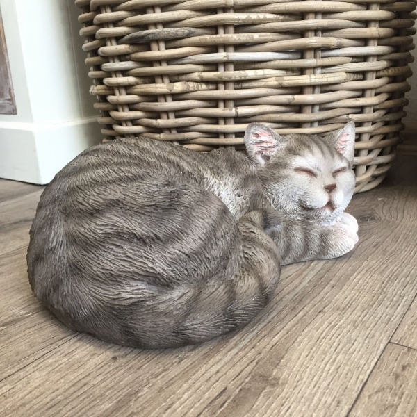 Venkovní socha spící šedé kotě 29cm