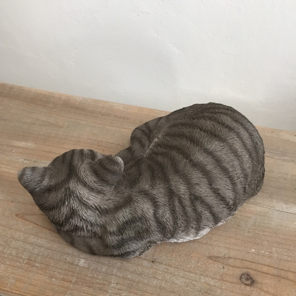 Venkovní socha spící šedé kotě 29cm