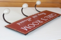 Věšák do dětského pokoje Girľs room 37x15cm