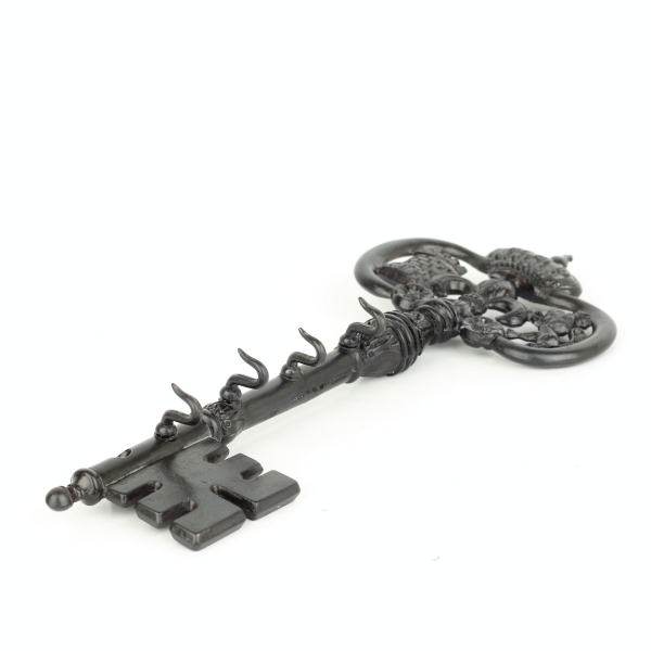 Věšák na klíče historický klíč se čtyřmi háčky 27 x 10 cm kov