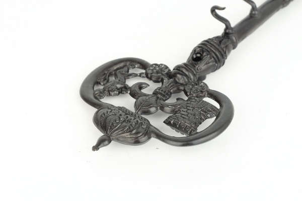 Věšák na klíče historický klíč se čtyřmi háčky 27 x 10 cm kov