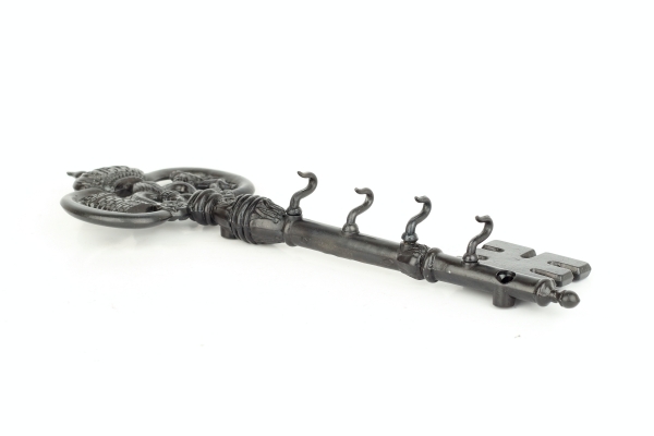 Věšák na klíče historický klíč se čtyřmi háčky 27 x 10 cm kov