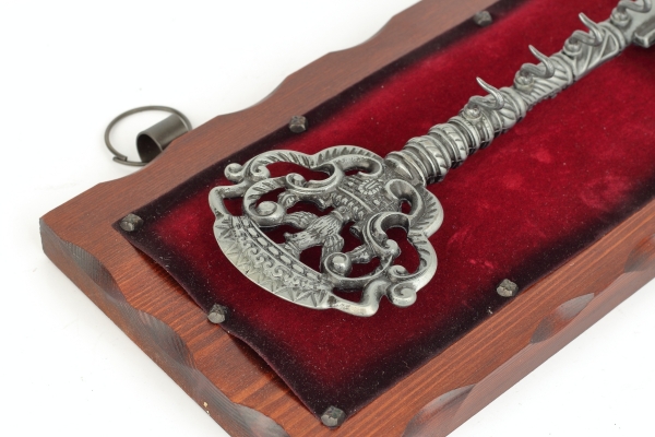 Věšák na klíče s historickým klíčem s orlem 32 x 6 x 16,5 cm kov a dřevo