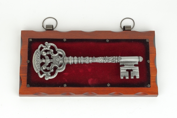 Věšák na klíče s historickým klíčem s orlem 32 x 6 x 16,5 cm kov a dřevo