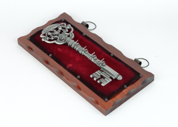 Věšák na klíče s historickým klíčem s orlem 32 x 6 x 16,5 cm kov a dřevo