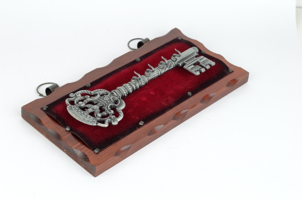 Věšák na klíče s historickým klíčem s orlem 32 x 6 x 16,5 cm kov a dřevo