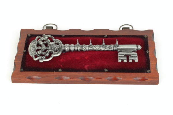 Věšák na klíče s historickým klíčem s orlem 32 x 6 x 16,5 cm kov a dřevo