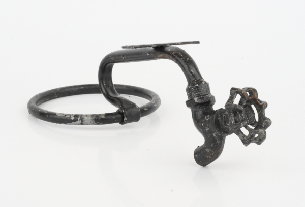 Věšák na ručníky kruh s kohoutkem na vodu