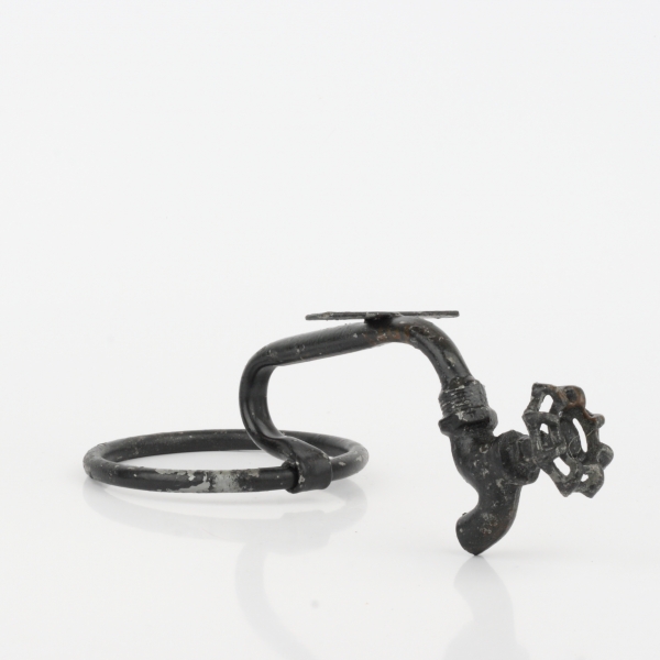 Věšák na ručníky kruh s kohoutkem na vodu