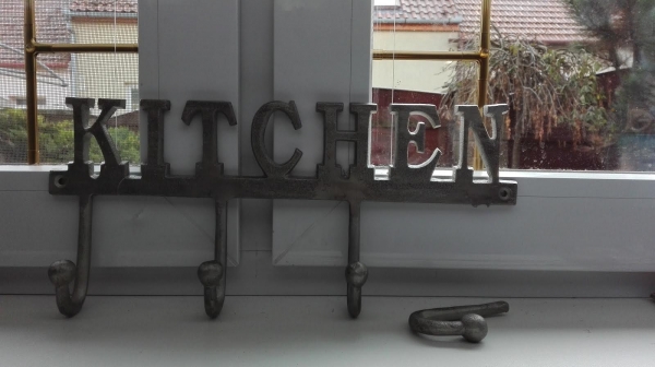 Věšák s kovovými háčky do kuchyně Kitchen 39x6x17cm- VYŘAZENO