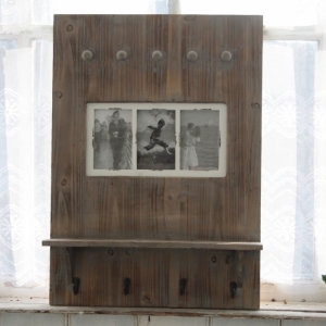 Věšáková stěna s rámečky na fotografie 47x66cm