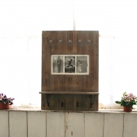 Věšáková stěna s rámečky na fotografie 47x66cm