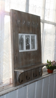 Věšáková stěna s rámečky na fotografie 47x66cm