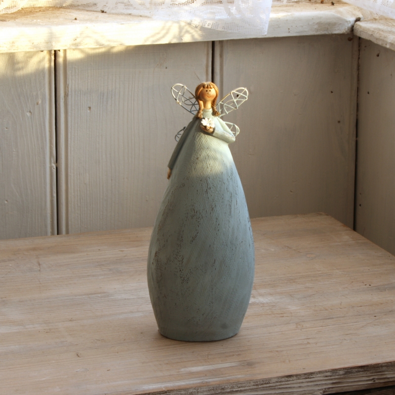 Víla v modrých šatech Ruka na srdci 20cm