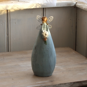 Víla v modrých šatech s kyticí 20cm