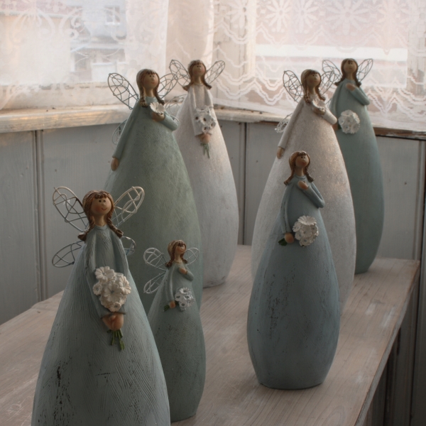 Víla v modrých šatech s kyticí 20cm