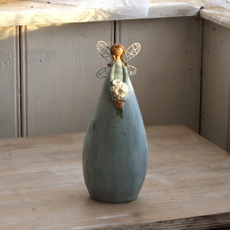 Víla v modrých šatech s kyticí 20cm