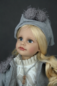 Vinylová panenka Mia 53cm