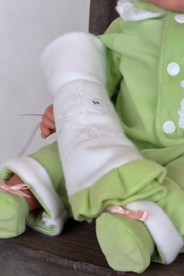 Vinylová panenka s dekou a ovečkou 40cm