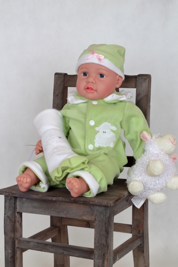 Vinylová panenka s dekou a ovečkou 40cm