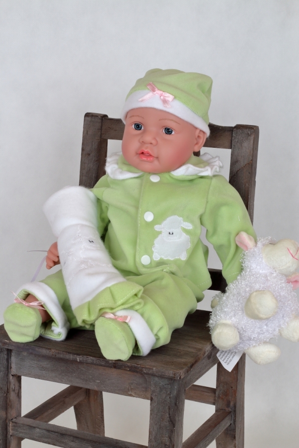 Vinylová panenka s dekou a ovečkou 40cm