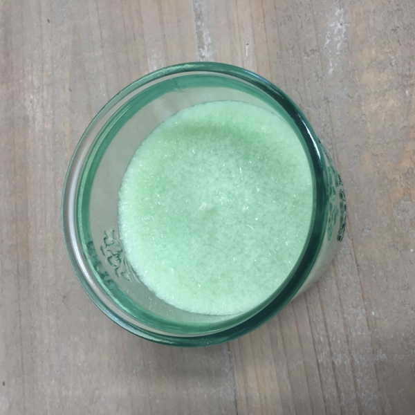 Vonná svíčka ve sklenici s pampeliškou - květy stromů