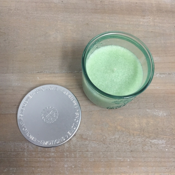 Vonná svíčka ve sklenici s pampeliškou - květy stromů