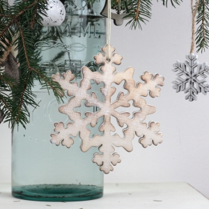 Vyřezávaná dřevěná vánoční ozdoba vločka 15cm