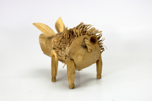 Vyřezávané dřevěné sochy střapaté prase