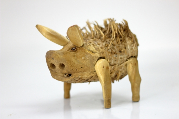 Vyřezávané dřevěné sochy střapaté prase