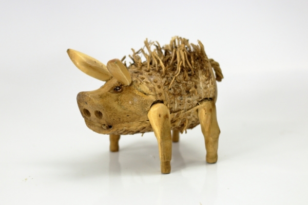 Vyřezávané dřevěné sochy střapaté prase