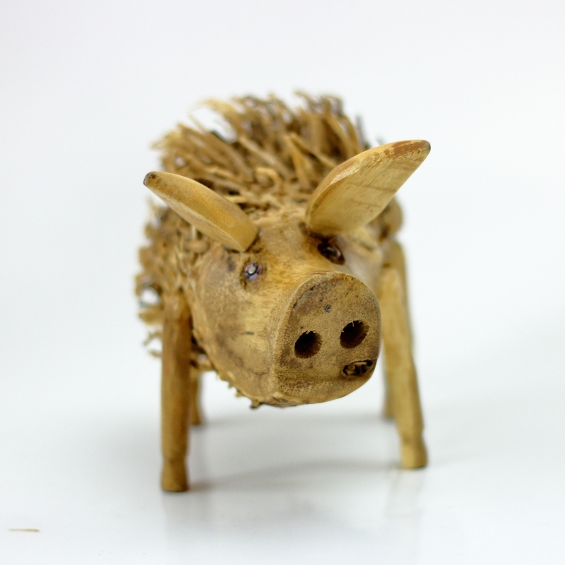 Vyřezávané dřevěné sochy střapaté prase