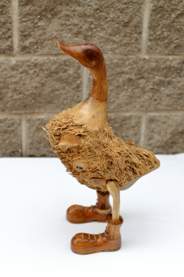 Vyřezávané dřevěné sochy z palmového a teakového dřeva