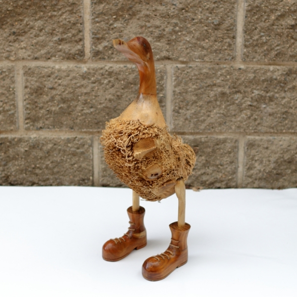 Vyřezávané dřevěné sochy z palmového a teakového dřeva